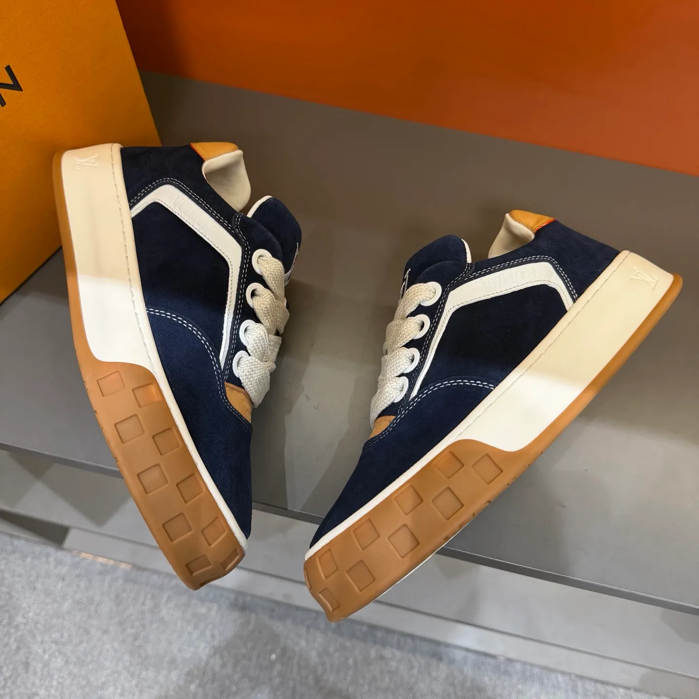 Factory price: 480💰Top version LV-Louis Vuitton-classic catwalk new model, empty glue process, original version 1:1 development! ! The upper foot is very comfortable. It is made of luxurious materials and fine workmanship. The midsole is printed with English letters "Made in Europe". The upper is made of calfskin imported from Italy. The side is decorated with the brand's LOGO and signature. The latest latex foot pads and mesh lining make the foot feel super comfortable. Original factory special supply of original two-color T men's shoes 💰U combination outsole. Bag technology Goodyear stitched edges Fabric: Exclusive custom first-layer cowhide Accessories: Exclusive private model Vuitton logo, lining: Customized silk mesh lining - first-layer silk cowhide lining Outsole: T men's shoes 💰U combination outsole wear-resistant, non-slip and anti-yellowing Foot pads: new latex pad-mesh sweat-absorbent Technology: fully computerized sewing machine wire drawing Toe cap Back cover Hot and cold shaping Full set of pull-top lasts, medium and low logo pattern, code number: 38-44, customized 45